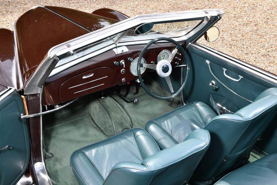 Интерьер Alfa Romeo 6C 2500 S Cabriolet (915.019) 1939 года  (фото 8 из 10)